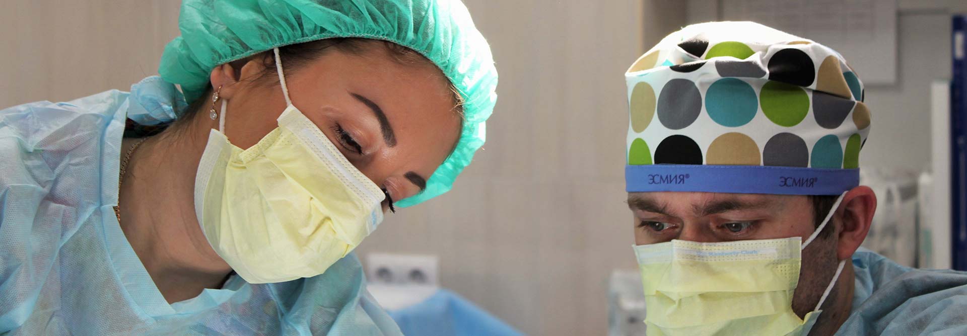 Nurse with doctor in operating theatre signifying a magnet care institution for nurses